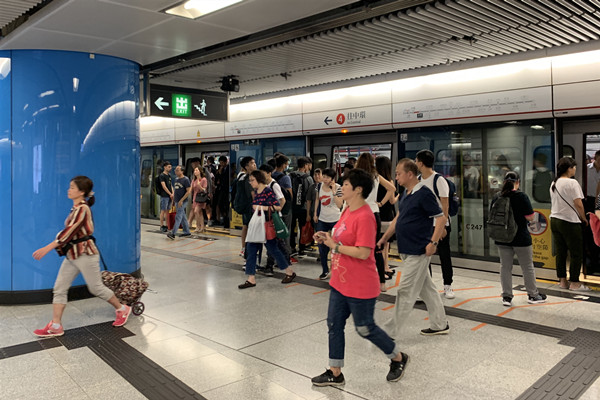 6月13日下午2時許A港鐵金鐘站重開A經停金鐘站的列車服務逐步恢復C香港中通社