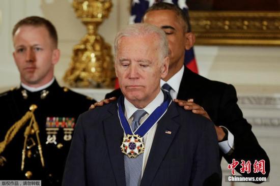 時任總統奧巴馬給拜登頒發勳章 中新社