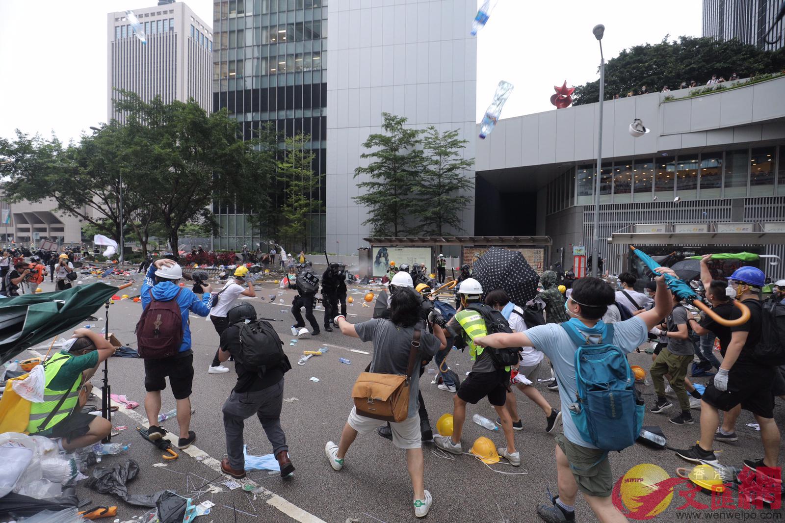 6月12日暴動A示威者向警察扔雨傘及水樽C
