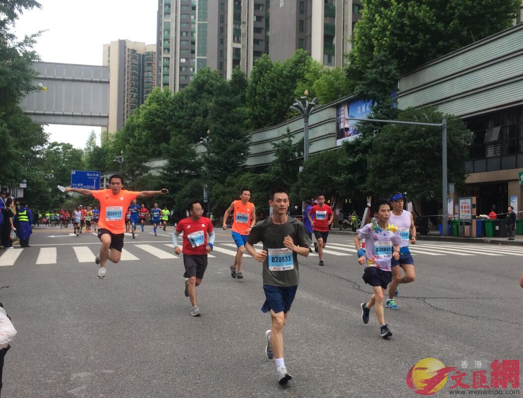 臨近終點A選手激情起跳]記者 周亞明 攝^