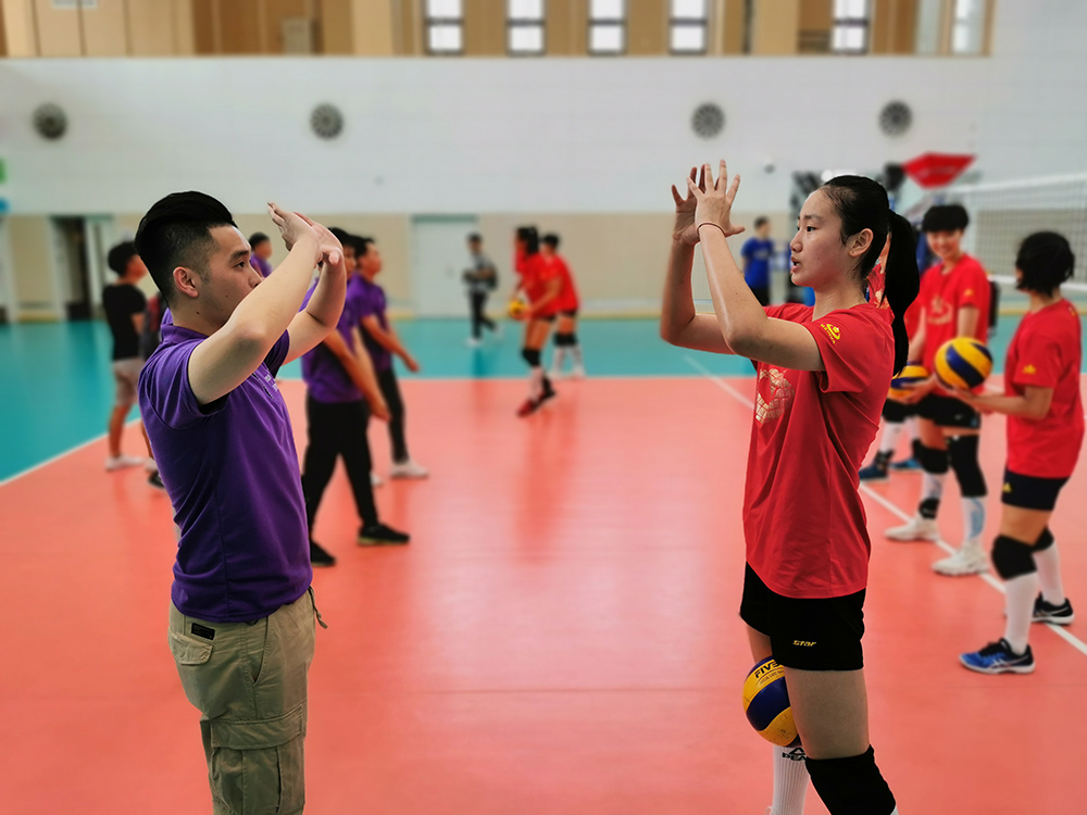 天津青年女排隊員「一對一」傳授澳門大學生傳墊球技術 張聰攝