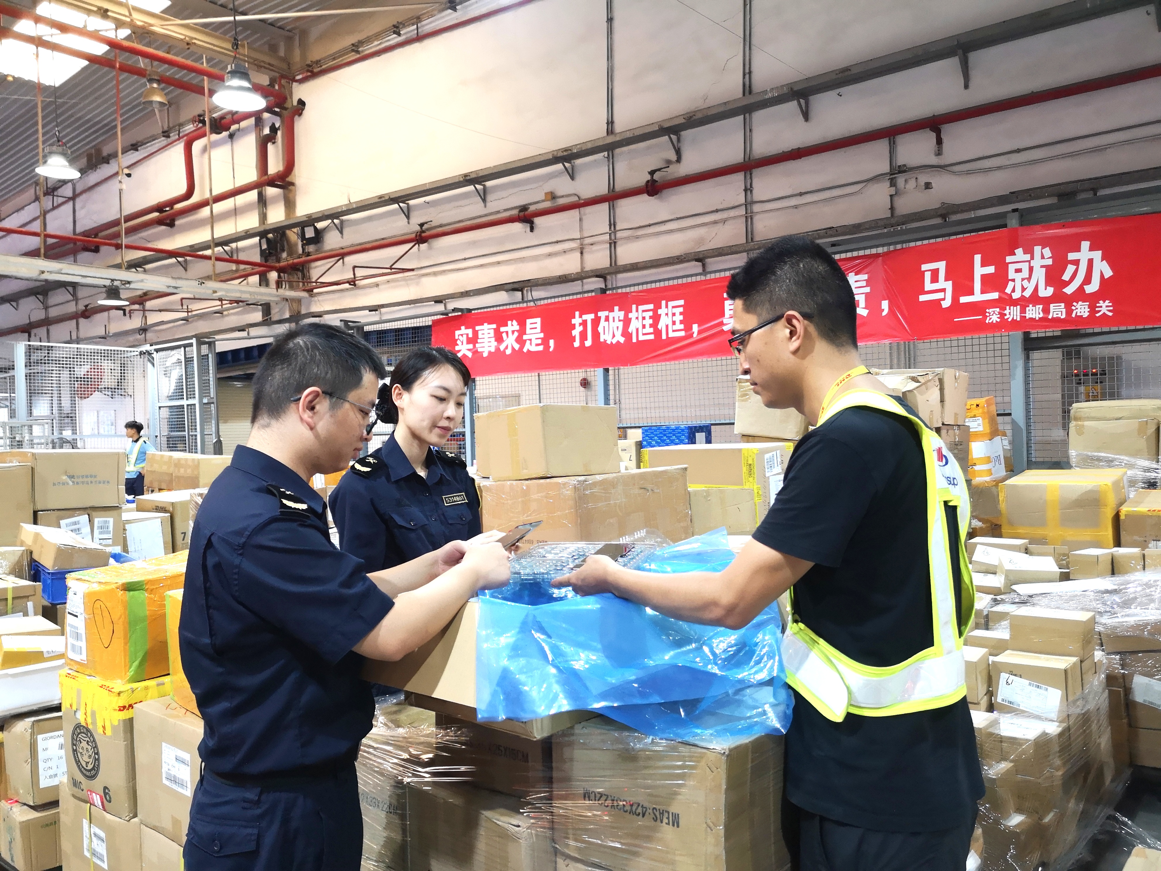 深圳郵局海關工作人員查驗商品 受訪者提供