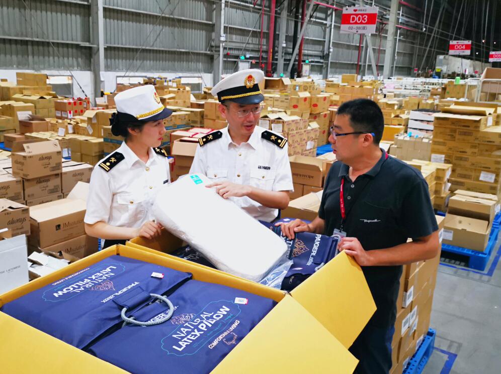 廣州海關關員對通過跨境電商進口的泰國乳膠枕進行監管(海關供圖)