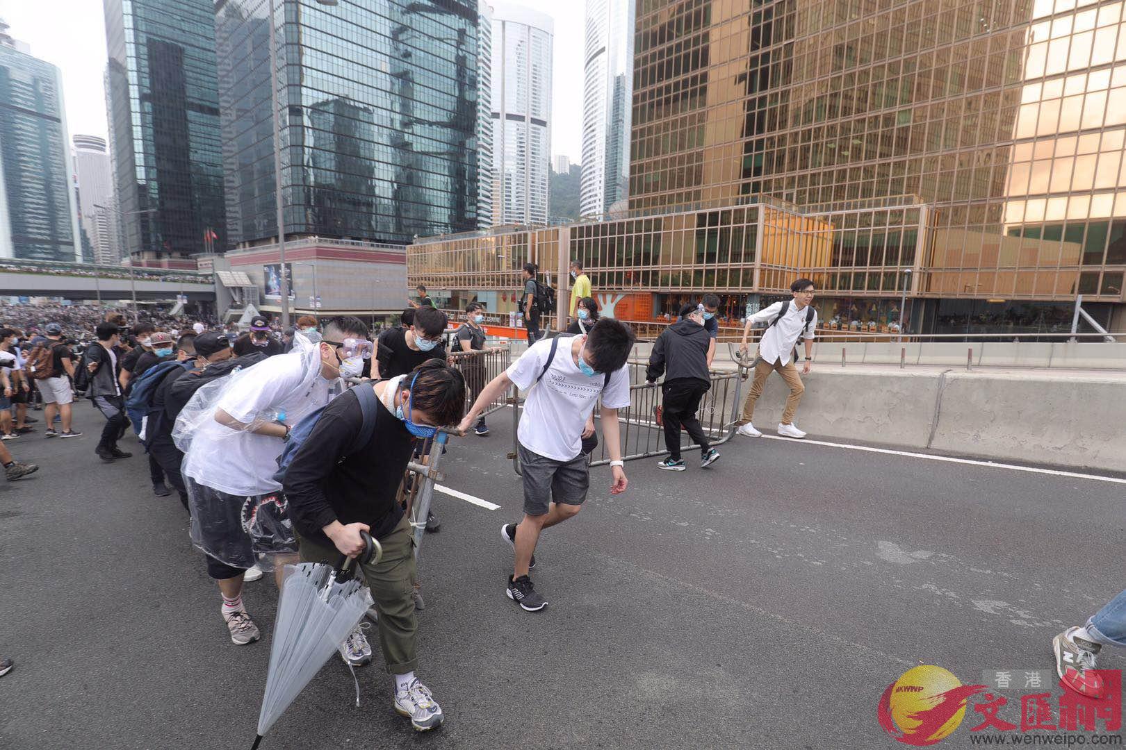 6月12日有示威者收集鐵馬堵塞交通A掘起磚塊(全媒體記者麥鈞傑攝)
