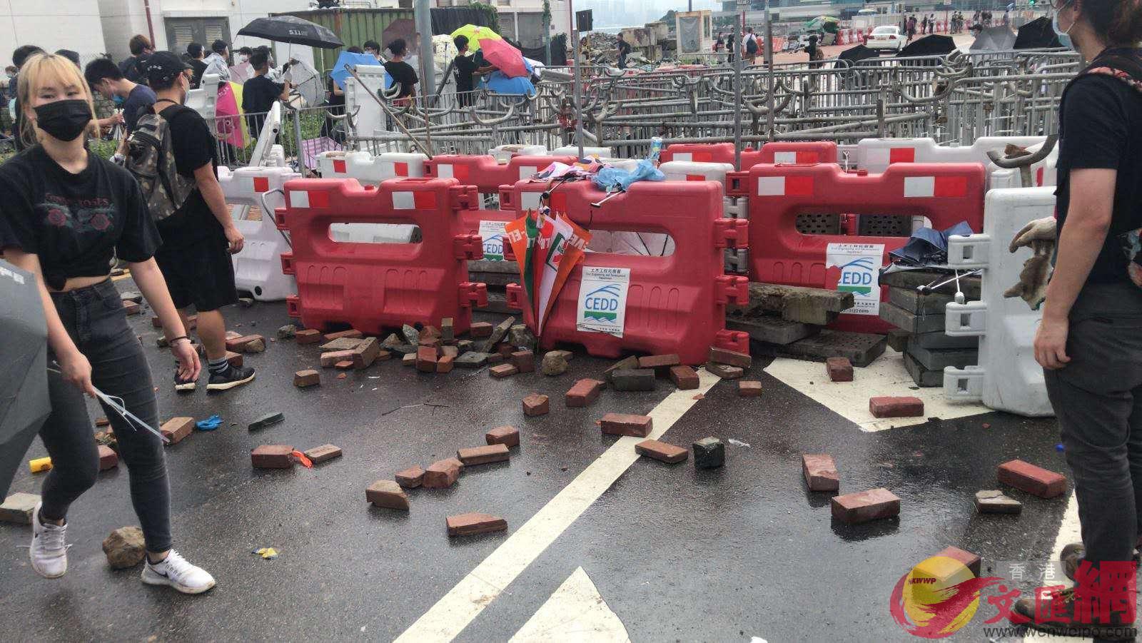 6月12日有示威者收集鐵馬堵塞交通A掘起磚塊(全媒體記者麥鈞傑攝)