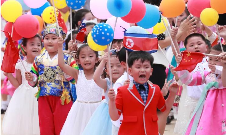 這是朝鮮兒童在平壤順安機場熱烈歡迎習近平C