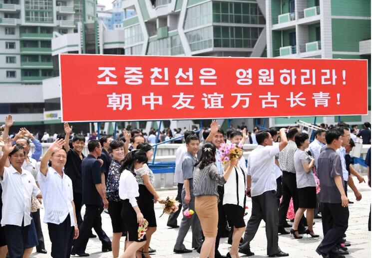 這是在平壤街頭歡迎習近平來訪的朝鮮民眾C