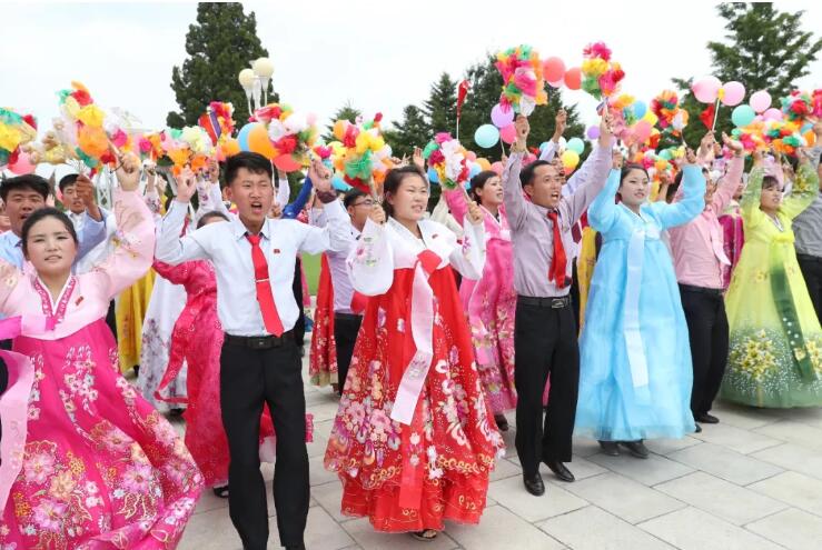 這是朝鮮民眾在錦繡山太陽宮廣場熱烈歡迎習近平C