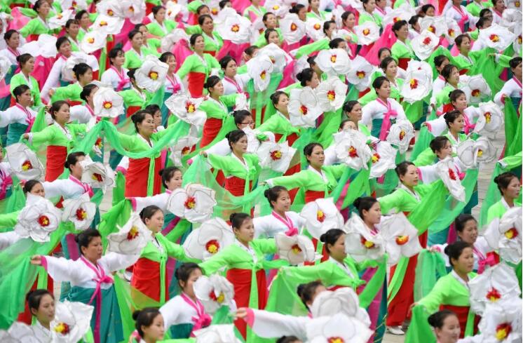 這是朝鮮民眾在錦繡山太陽宮廣場熱烈歡迎習近平C