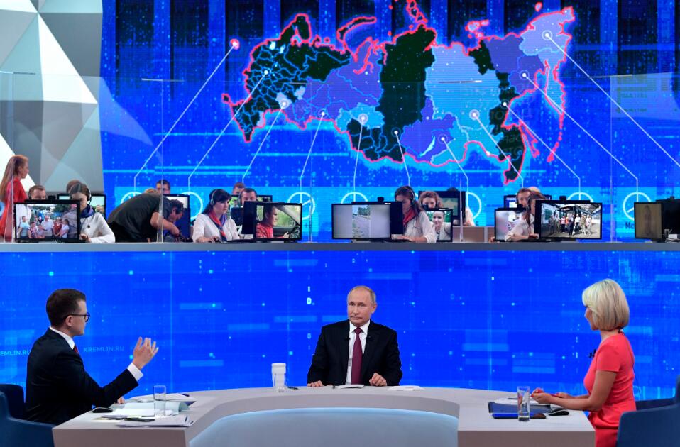 當地時間6月20日A俄羅斯莫斯科A俄羅斯總統普京出席在新聞中心舉辦的u與普京連線直播v節目C美聯社