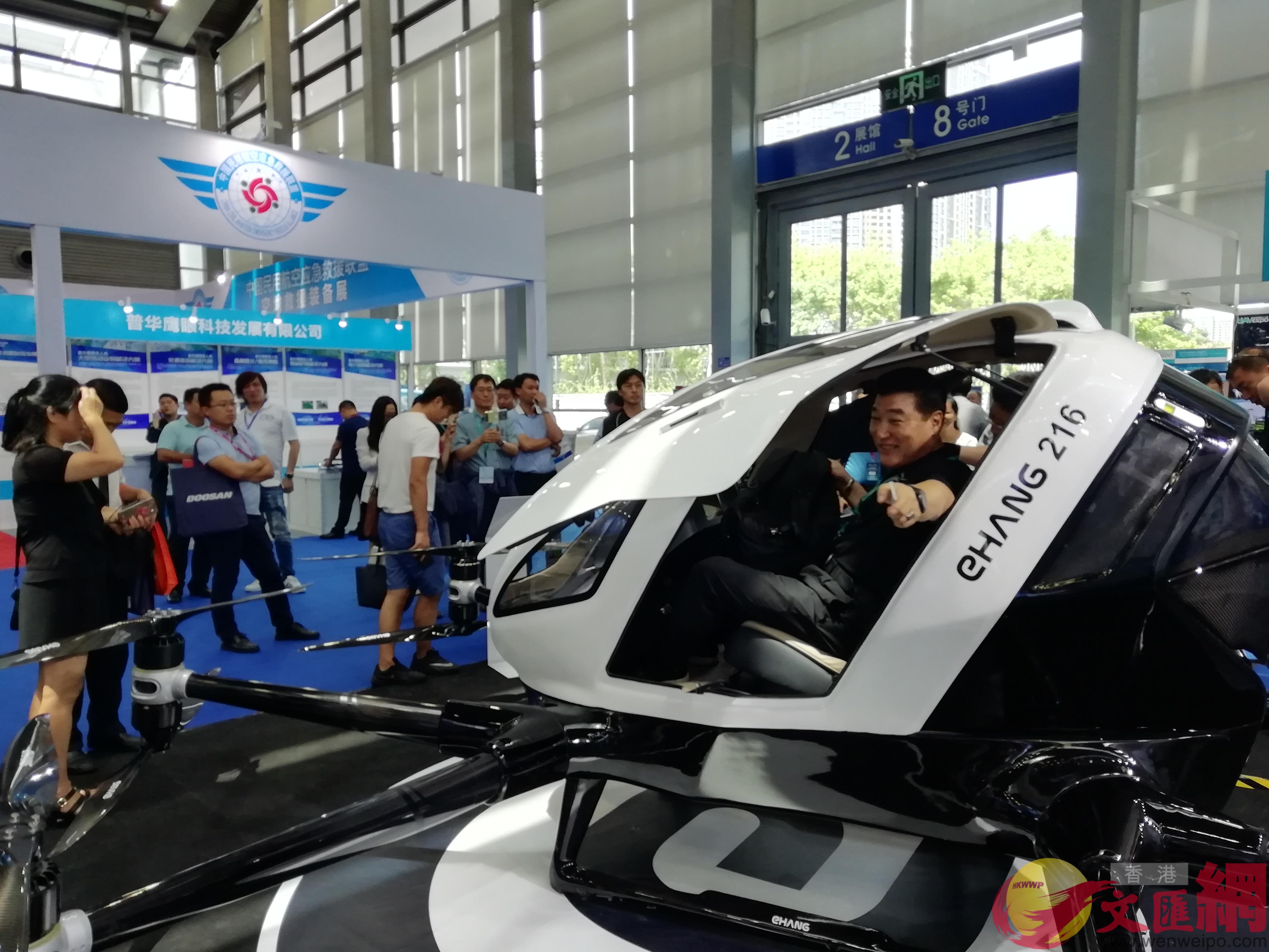 智能無人駕駛飛機吸引了大量觀眾紛紛前來體驗C記者 李昌鴻 攝