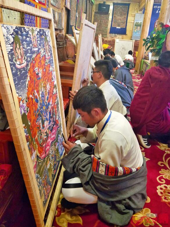 u郎依甲v唐卡繪畫傳習基地的學生們正在繪製唐卡C記者朱燁 攝