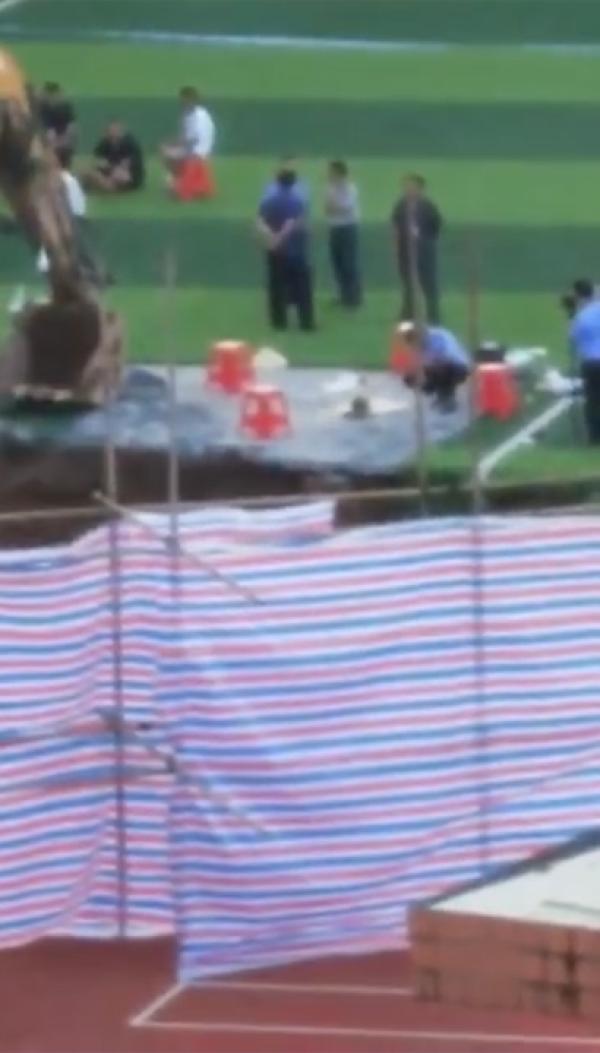 工作人員在操場挖掘遺體C視頻截圖