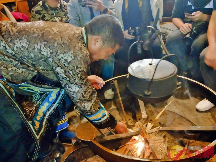 體驗羌族傳統圍爐點火喝湯C記者朱燁 攝