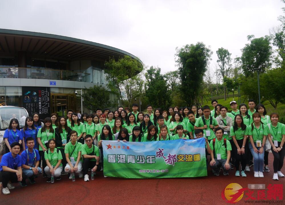 同學們在天府綠道合影]向芸攝^