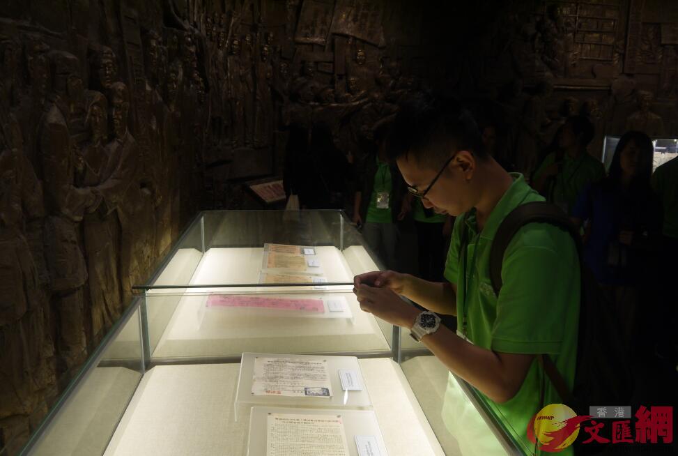 香港學子對m成都故事n展覽中的文件檔案很感興趣]向芸攝^