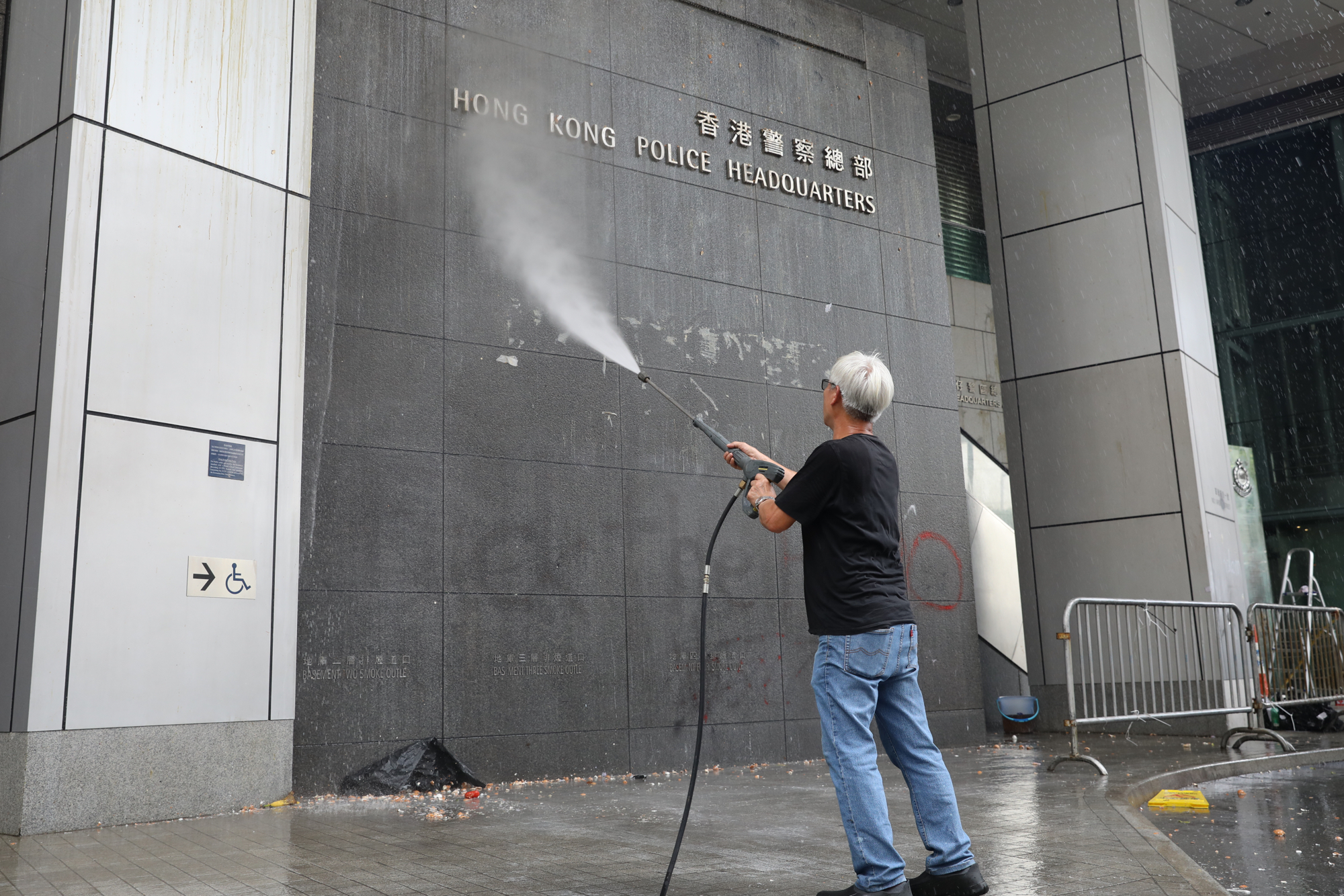 6月22日，清潔工人到香港警察總部清理示威者留下的蛋殼及垃圾等。（中新社資料圖片） 