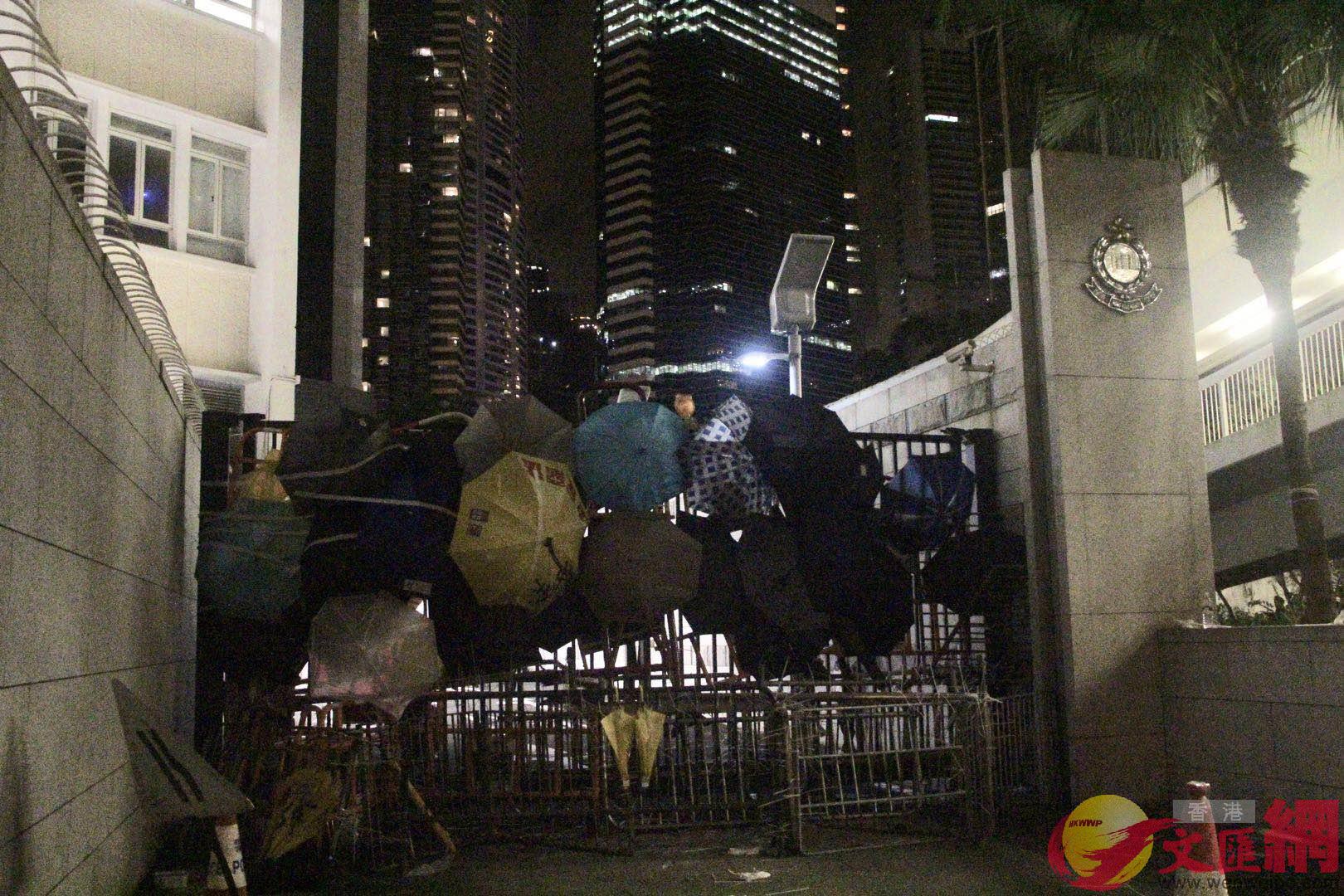 示威者昨晚徹夜圍堵警察總部]大文全媒體記者攝^