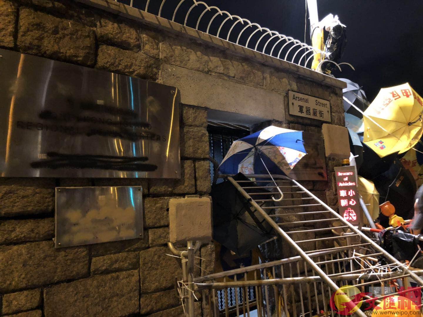 灣仔警察總部多處標牌被塗鴉、破壞損毀，出入口被鐵馬、雨傘陣阻塞 全媒體記者攝