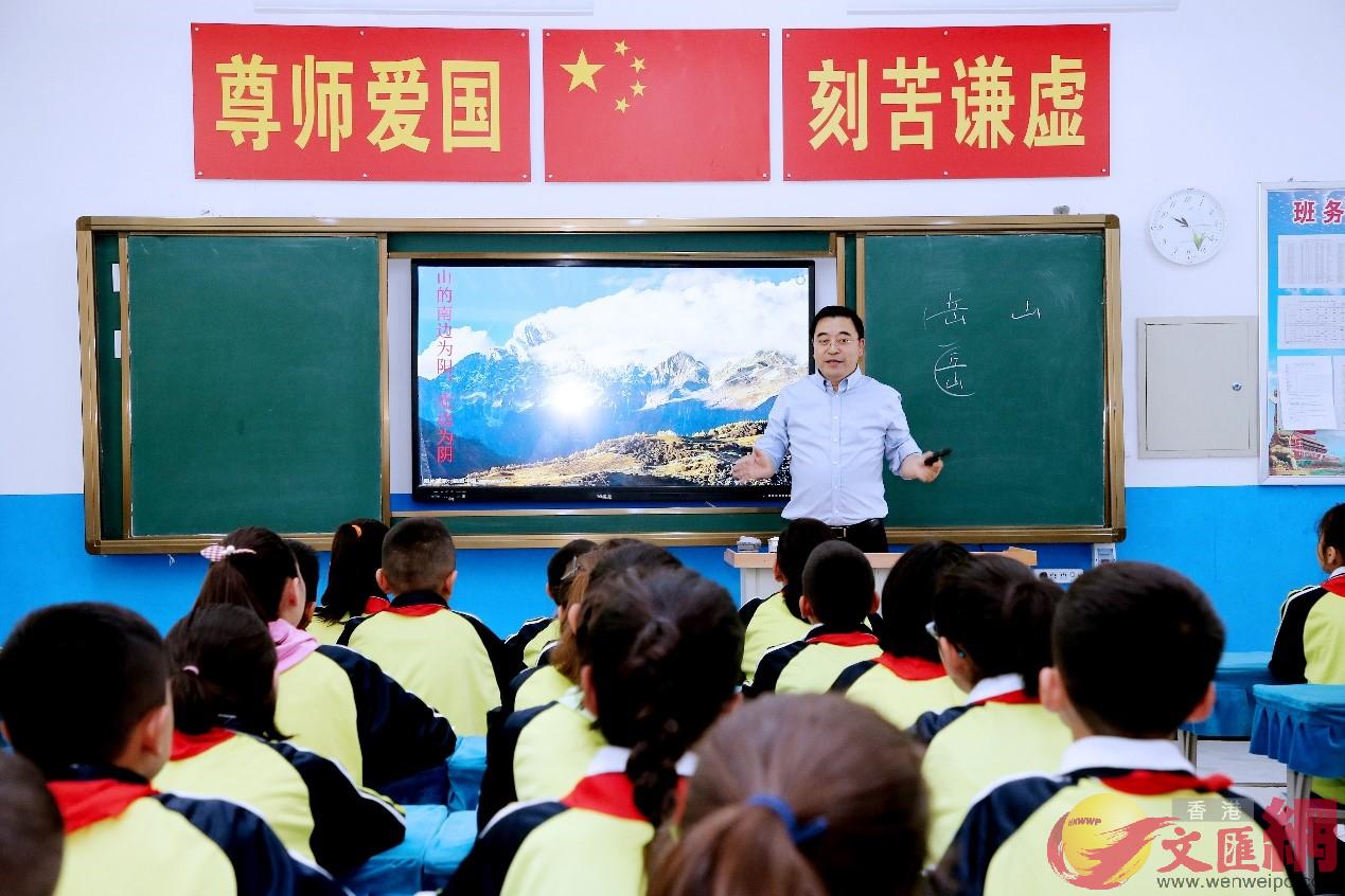 上海江東書院創始人韓可勝為孩子們上了一堂生動的國學課(受訪者供圖)