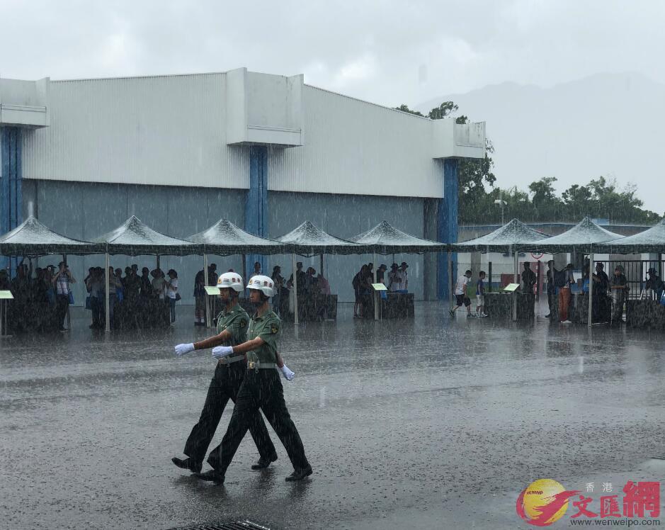 駐港部隊軍人在雨中不改軍姿（全媒體記者柴婧攝）