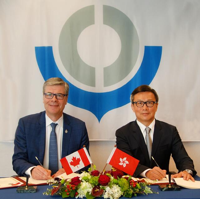 鄧以海（右）與加拿大邊境服務局局長John Ossowski（左）簽署互認安排