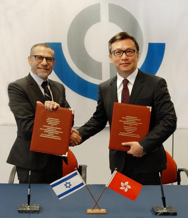 鄧以海（右）與以色列稅務局局長Eran Yaacov（左）交換互認安排文件