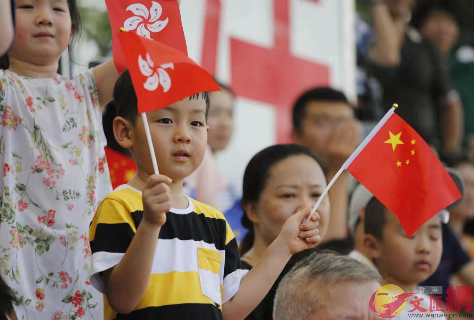 有市民建議軍營多向青年學生開放A作為愛國教育的一部分A讓他們深入了解國家與香港的關係]記者 黃洋港 攝^