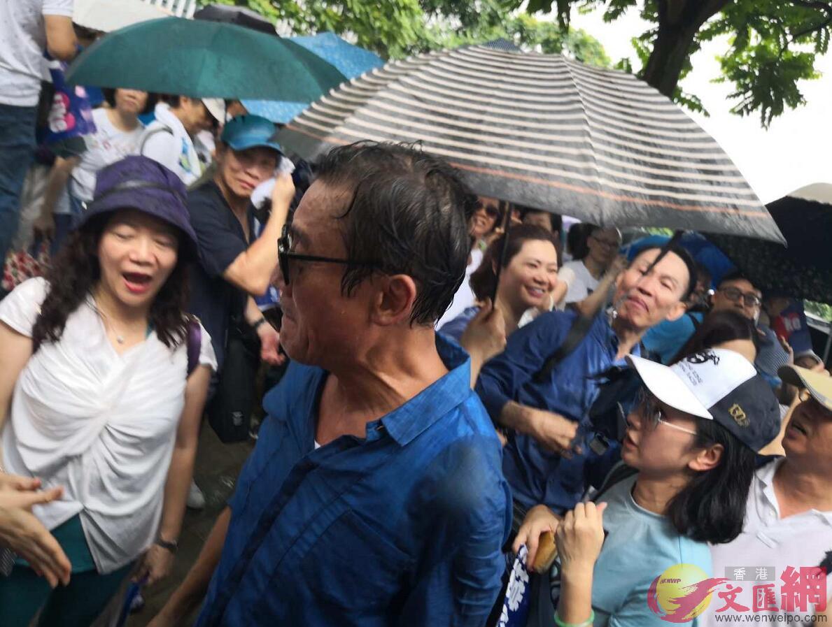 影帝梁家輝身穿藍衫現身民間聲援集會A冒雨撐警]大公文匯全媒體記者 攝^