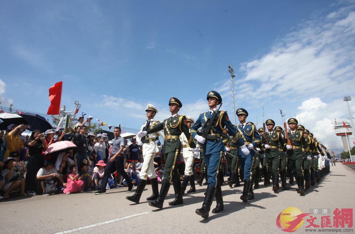 上午10時A莊嚴的升國旗儀式正式開始A圖為三軍儀仗隊入場]記者 劉國權 攝^