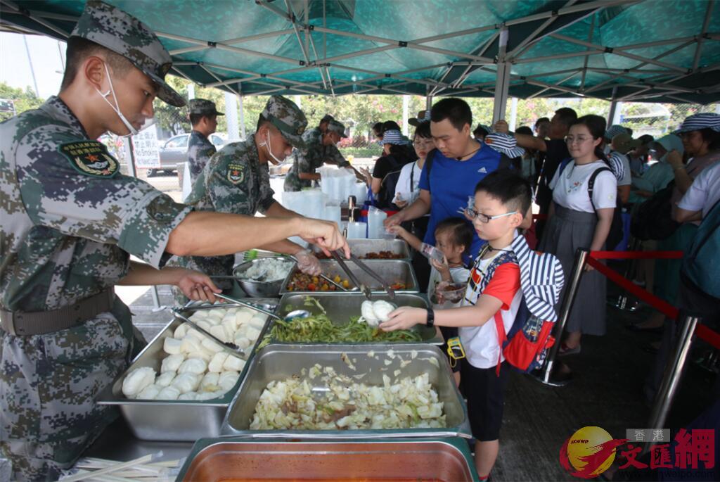 軍營飯堂為參觀市民準備了熱氣騰騰的菜餚]記者 劉國權 攝^
