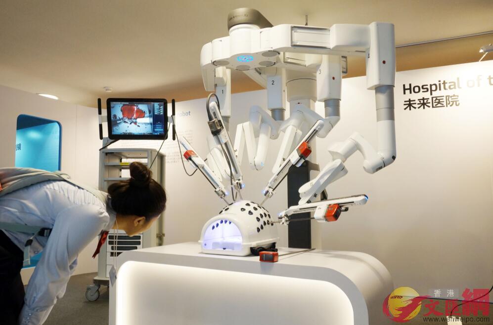 未來醫院的手術機器人(記者 宋偉 攝)