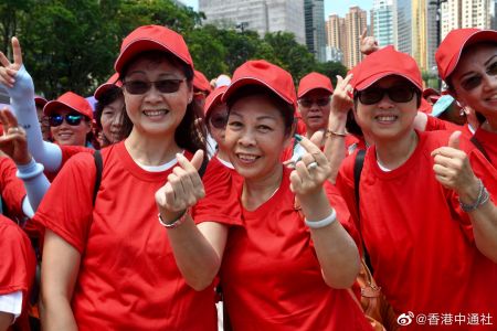 圖為身著鮮紅衣服的香港市民C圖源G香港中通社