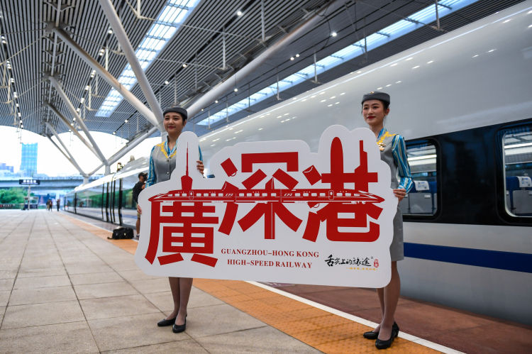 2018年9月23日A廣深港高鐵全線開通運營A從深圳北站開往香港西九龍站的G5711次高鐵列車乘務員展示紀念牌]新華社圖片^