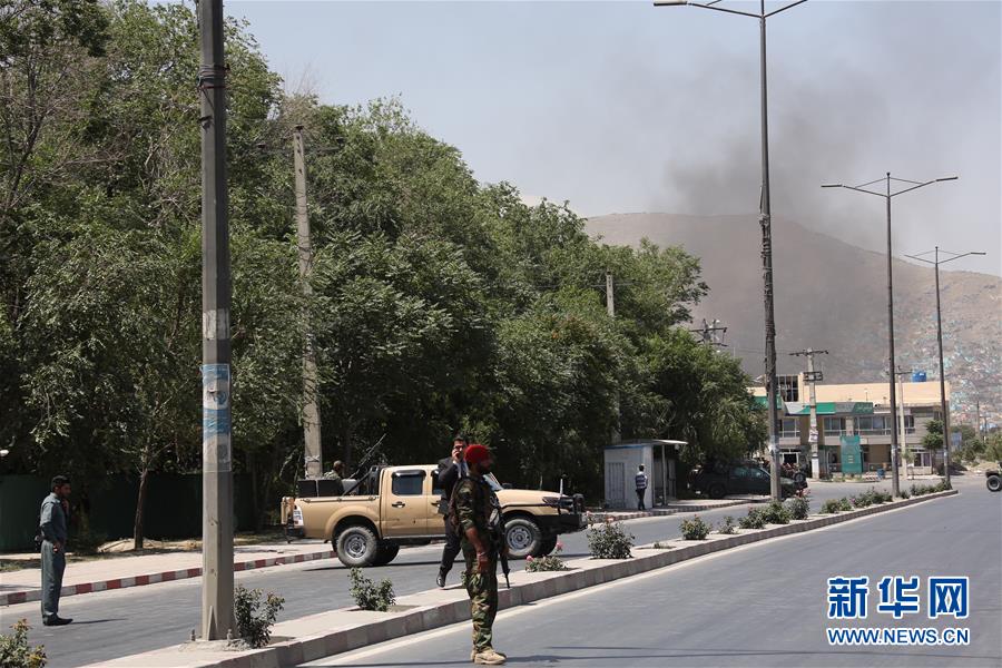 7月1日A在阿富汗首都喀布爾A安全人員在爆炸地點附近警戒C 