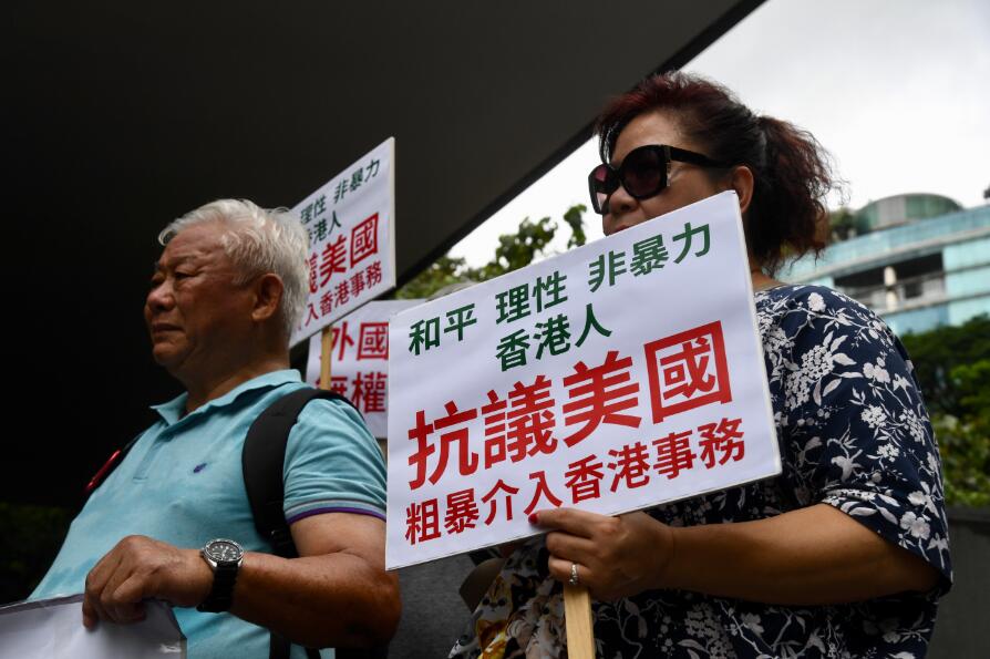 7月2日A香港市民上街抗議唐偉康的不當言論A要求他道歉C中新社