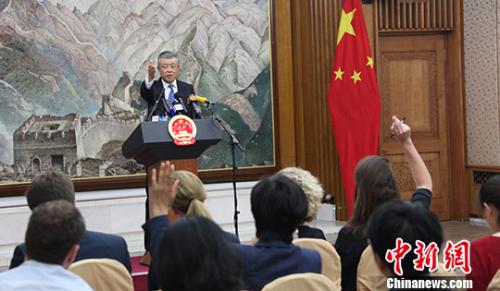 當地時間7月3日A中國駐英國大使劉曉明在倫敦中國駐英國使館舉行中外記者會C中新社