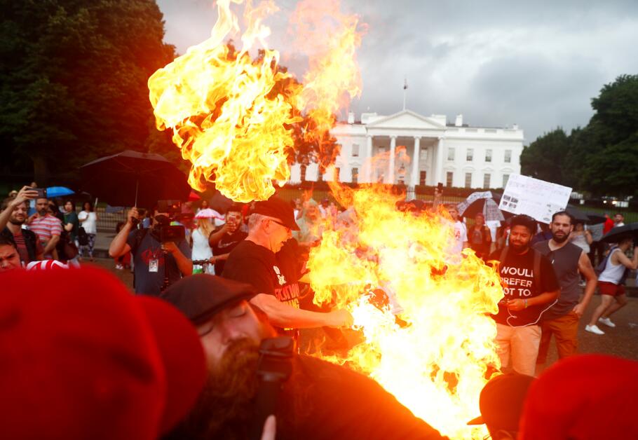 示威者在白宮前焚燒國旗抗議C路透社