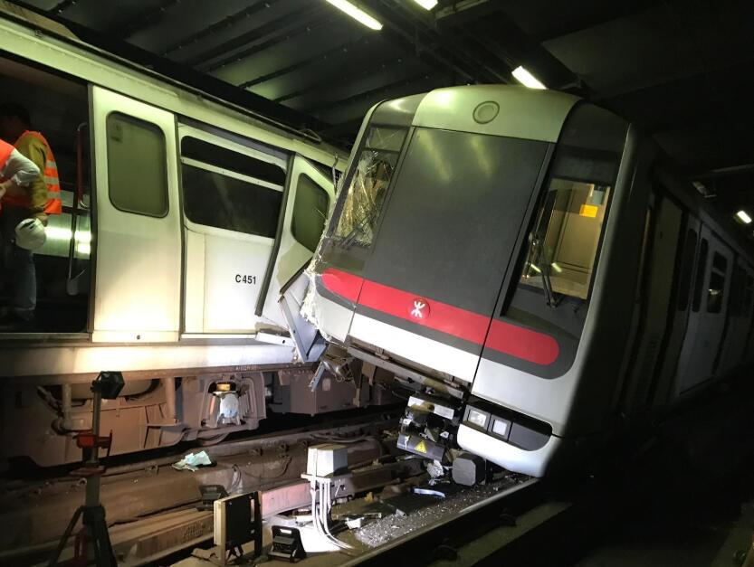 3月18日凌晨，港鐵荃灣測試新信號系統期間，兩列列車在中環站附近相撞。中新社