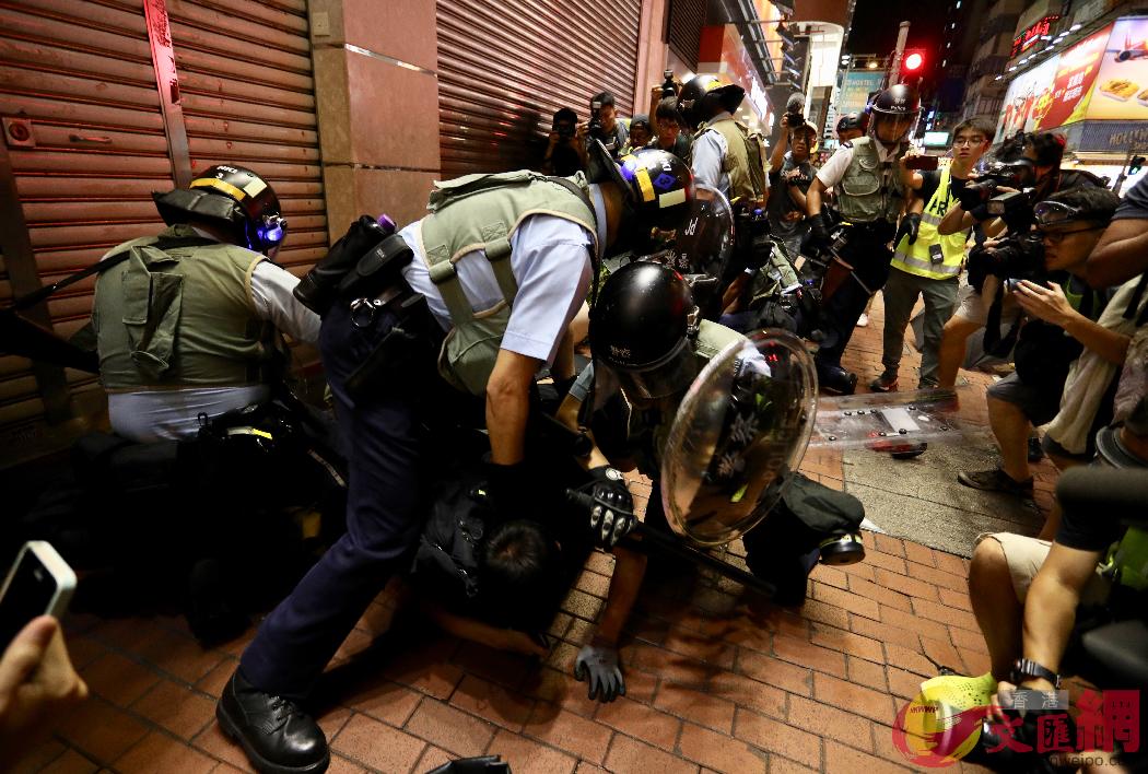 示威者於彌敦道挑釁警方並發生衝突 數人被帶走