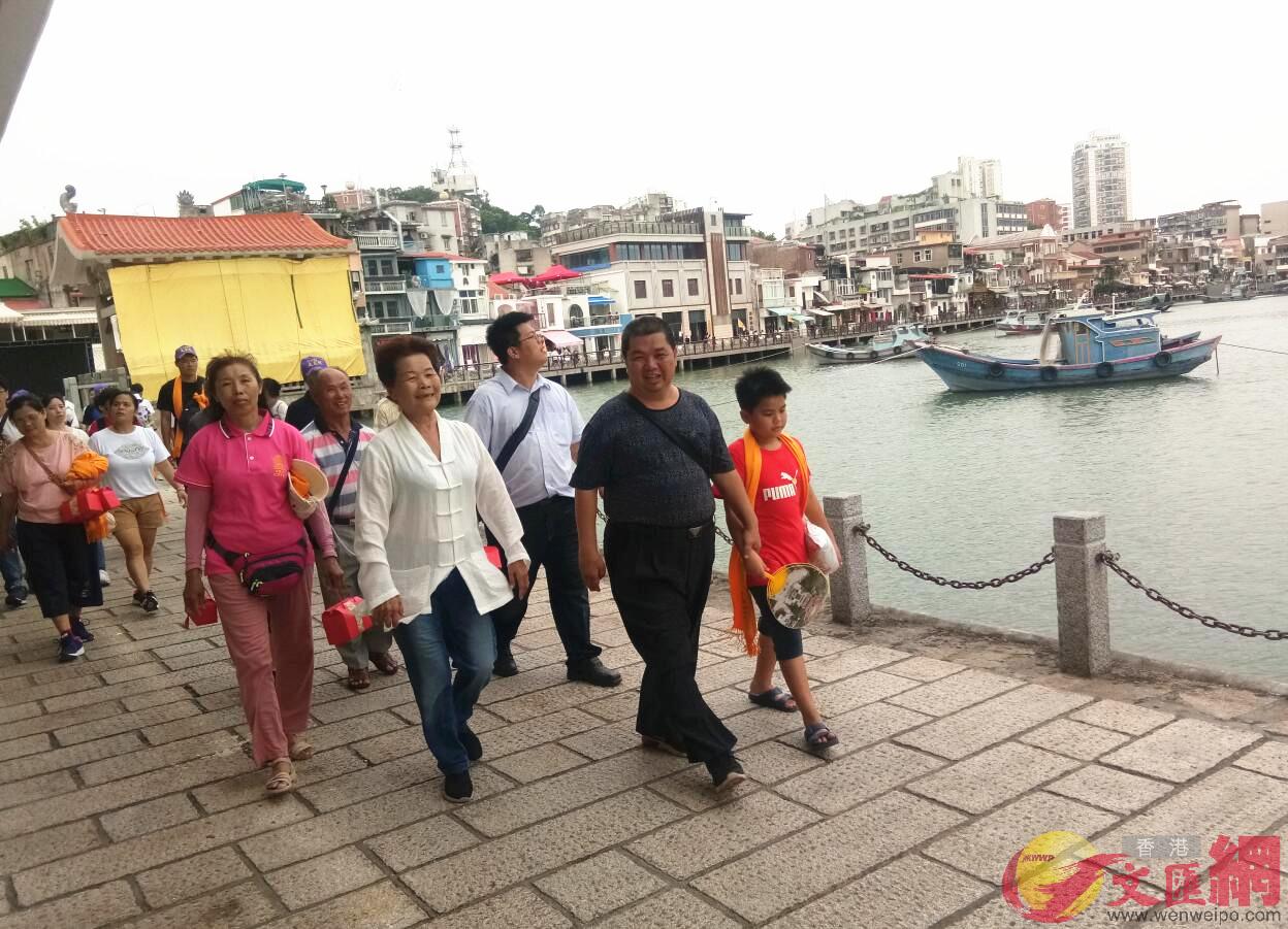 7日下午,廈門朝宗宮以傳統方式迎接首次赴廈的台灣台南市學甲區紅茄萣天玉殿來賓(香港文匯網特約通訊員 林坤前 攝) 7日下午,廈門朝宗宮以傳統方式迎接首次赴廈的台灣台南市學甲區紅茄萣天玉殿來賓(香港文匯網特約通訊員 林坤前 攝)