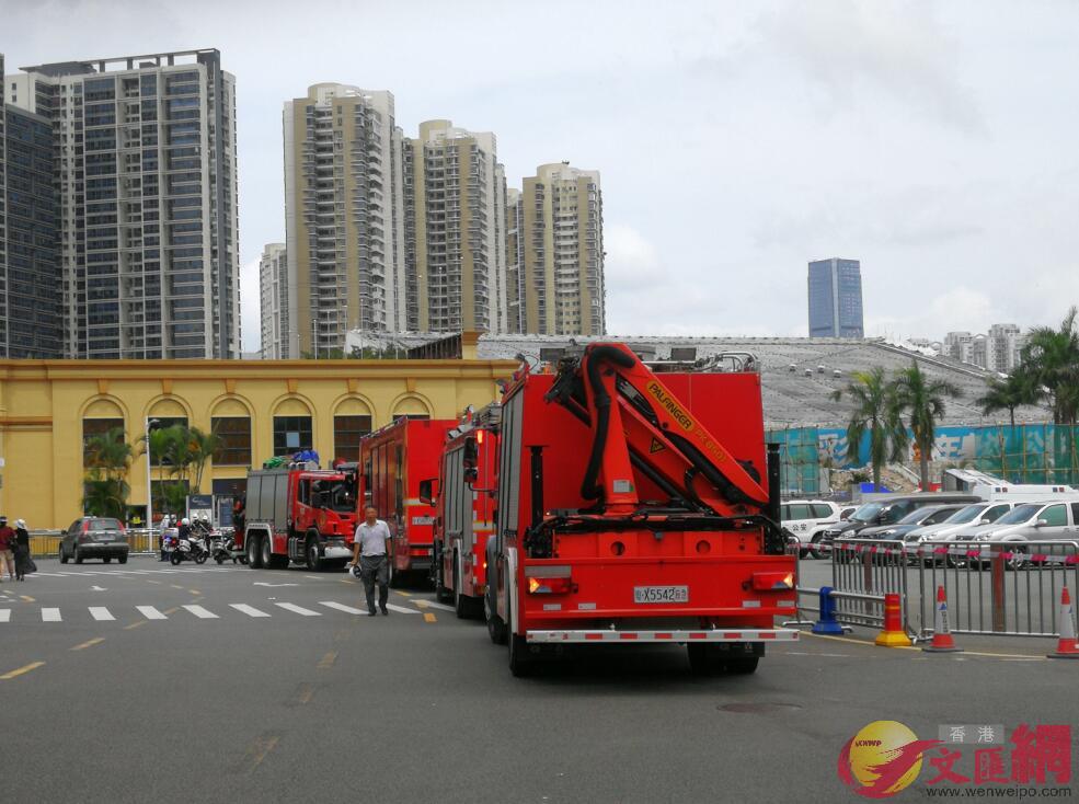 深圳體育中心附近有多輛消防車和急救車(記者 石華 攝)