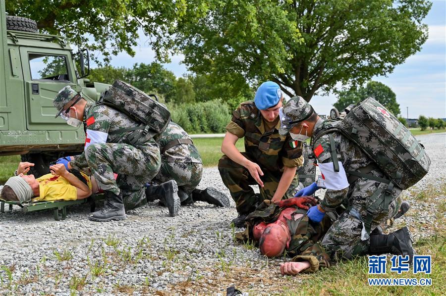 7月5日A在德國費爾德基興訓練基地A中德兩軍衛勤分隊隊員在整合訓練中救援u傷員vC新華社記者 攝 
