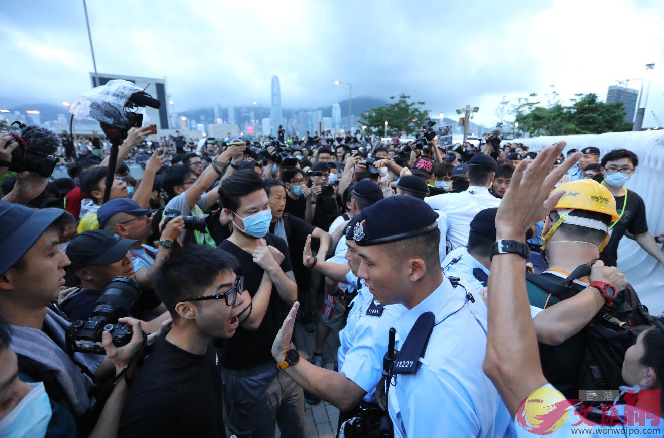 持續騷亂嚴重打擊香港消費信心]全媒體資料圖^