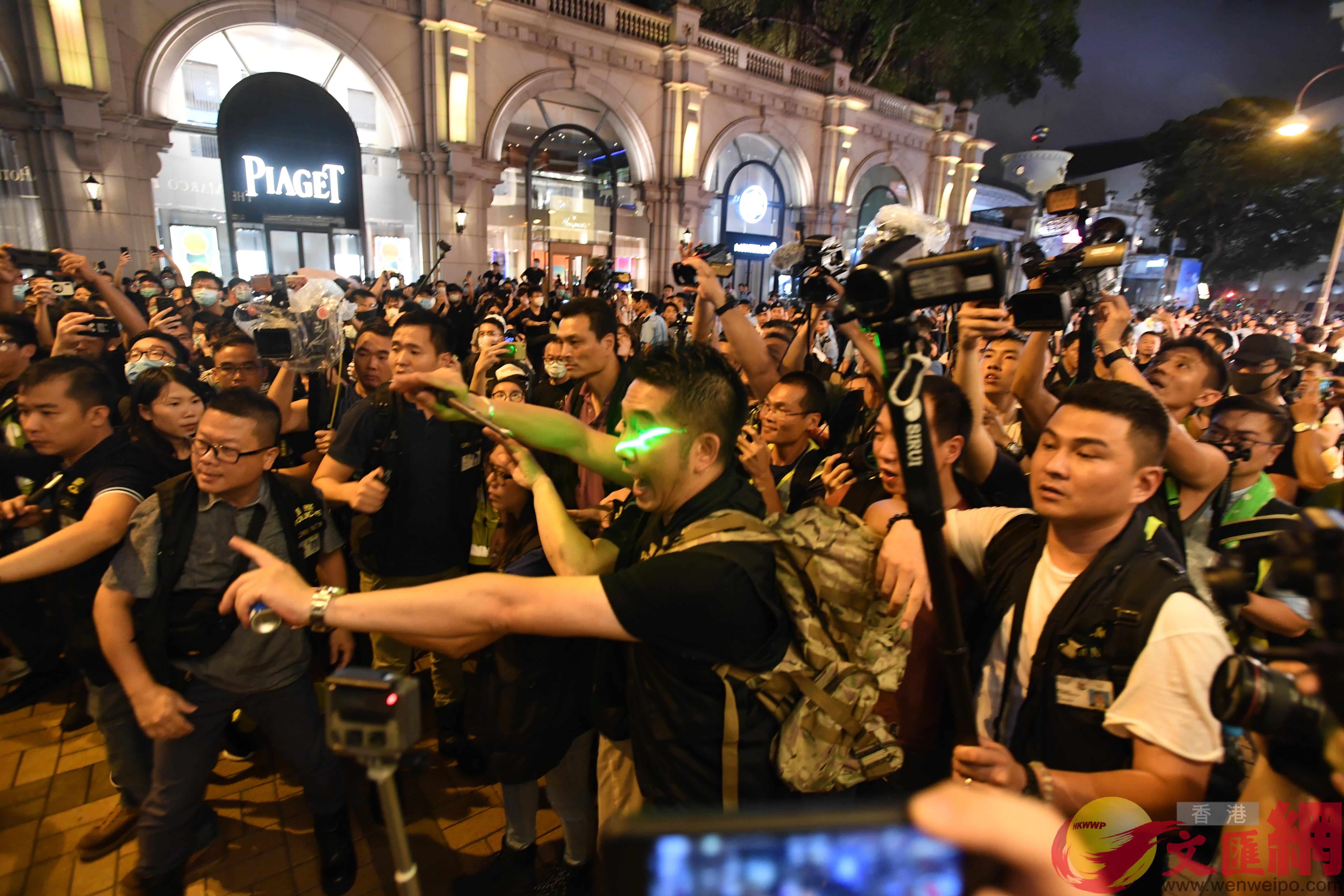 有警員被示威者用激光筆照眼]大公文匯全媒體記者攝^