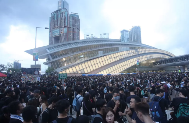 示威者昨日阻塞高鐵主要出入口]全媒體資料圖^