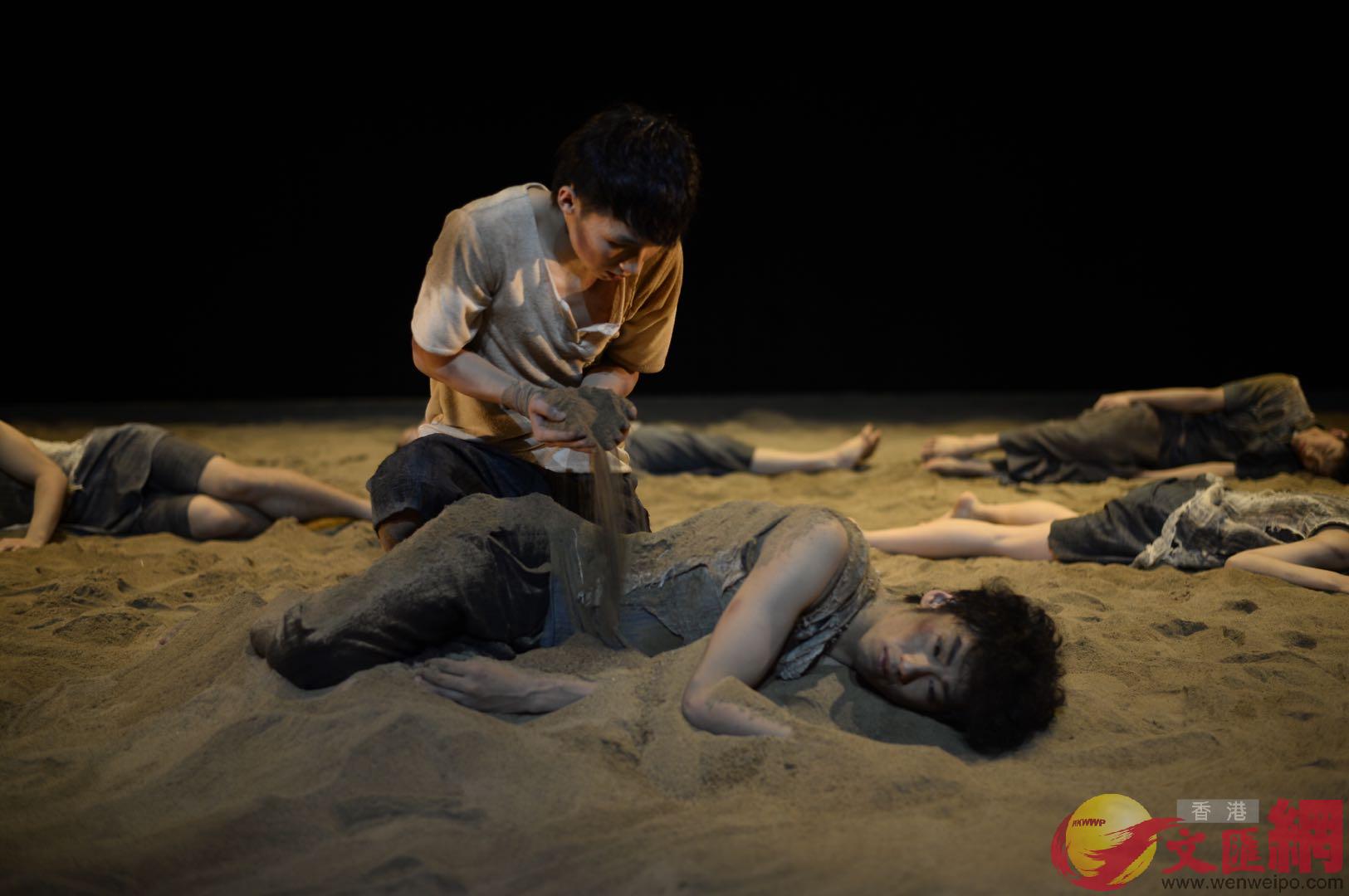 舞蹈演員在9噸沙子中起舞 北京傳真