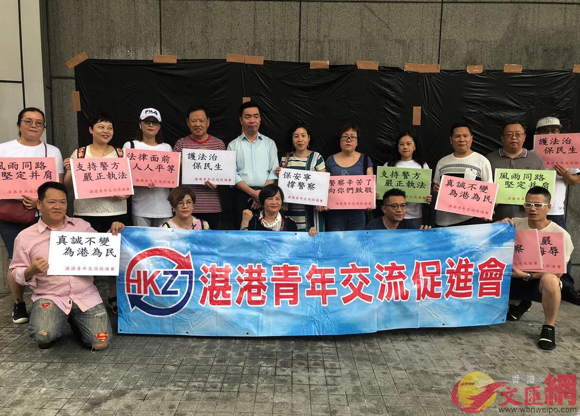 香港湛港青年交流促進會一行數十人亦到警總集會，並向警方遞上鮮花及慰問信（大公文匯全媒體記者攝）