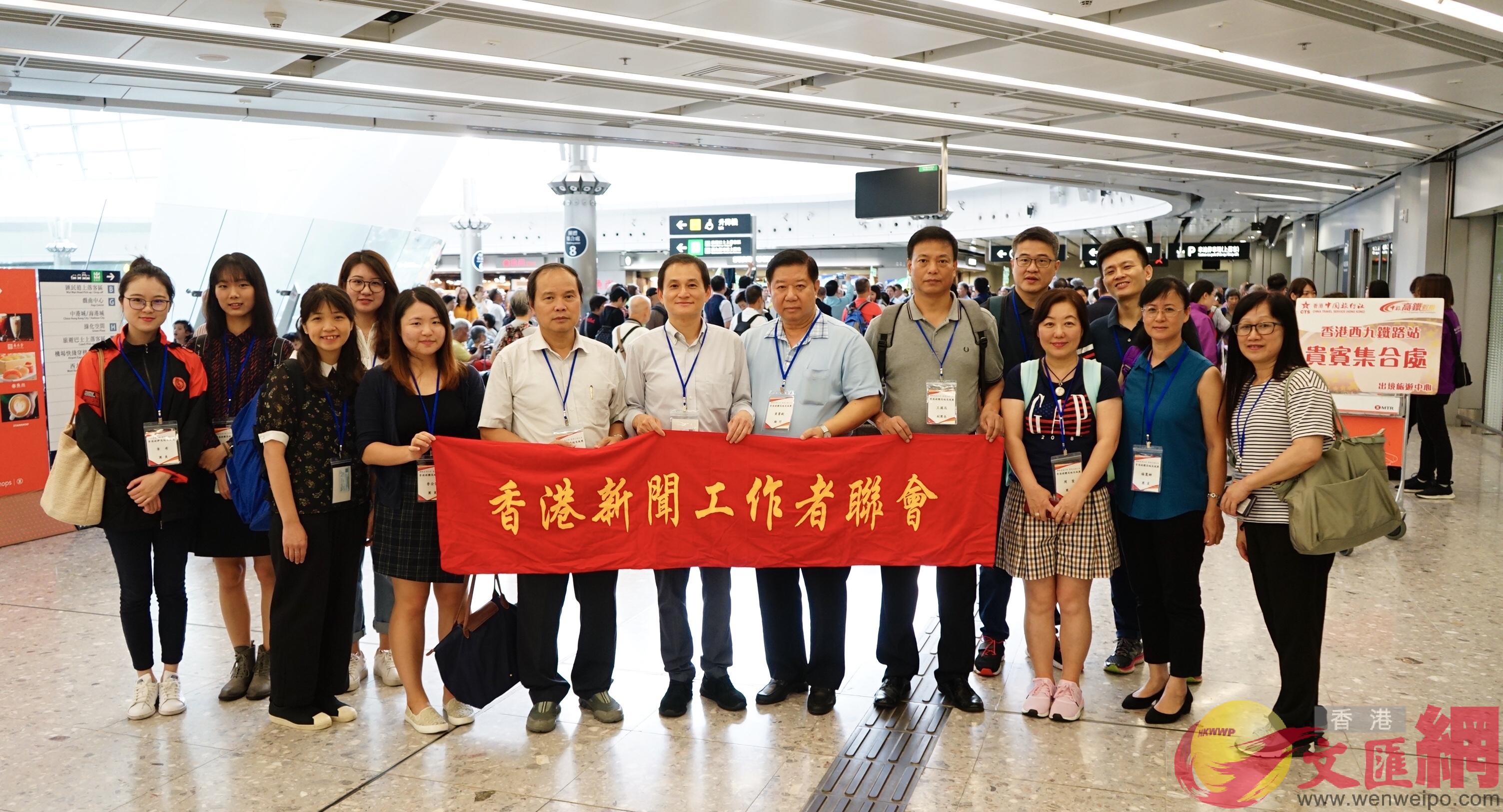 香港新聞工作者聯會組織的媒體高端采風團乘坐了首趟動車組到汕頭訪問C