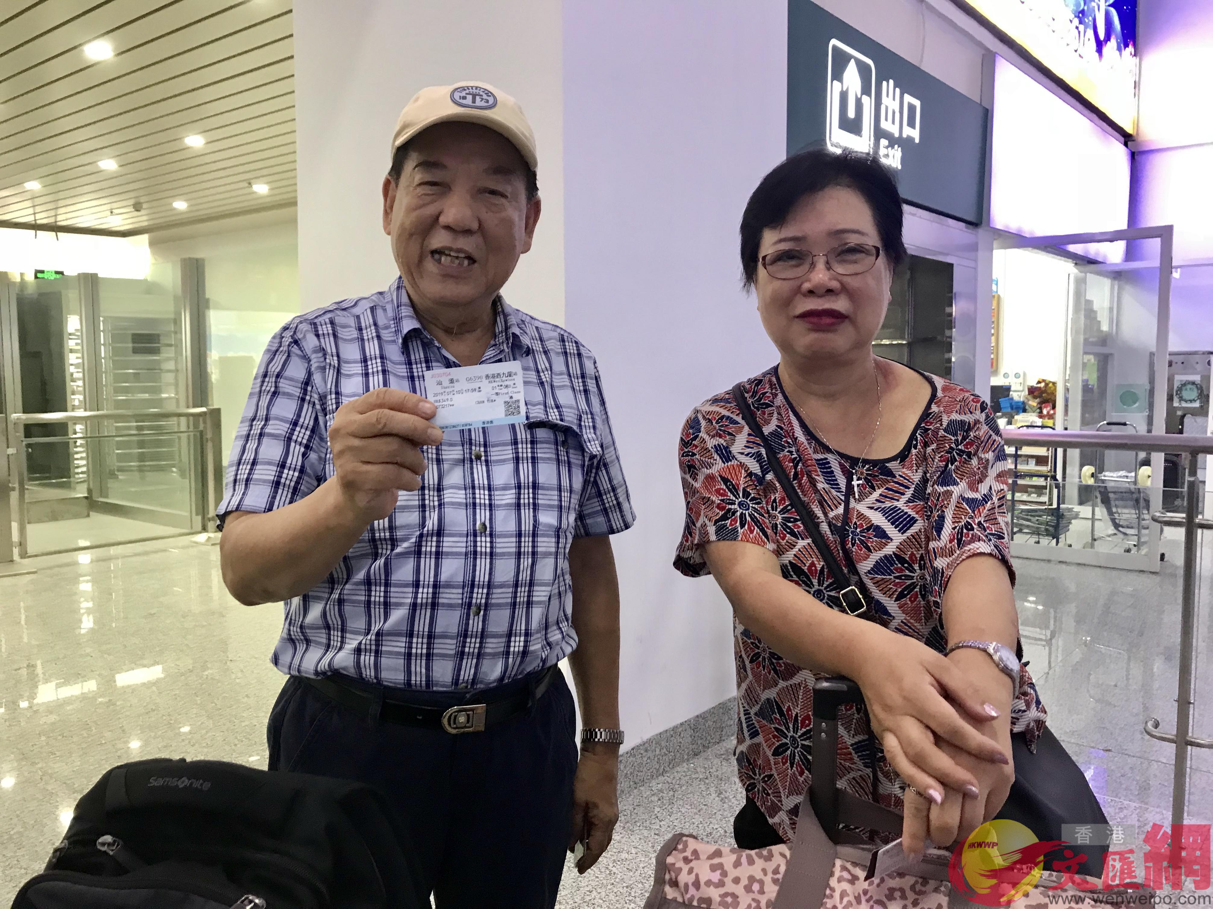 70多歲的陳伯]圖左^高興地給記者展示他的高鐵票C